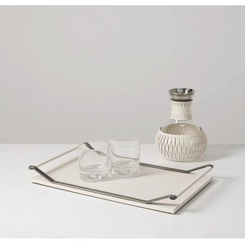 Set carafă și pahare din piele și sticlă pentru apă rece, design modern minimalist, decor pentru showroom și măsuță de cafea