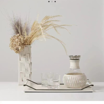 Set carafă și pahare din piele și sticlă pentru apă rece, design modern minimalist, decor pentru showroom și măsuță de cafea
