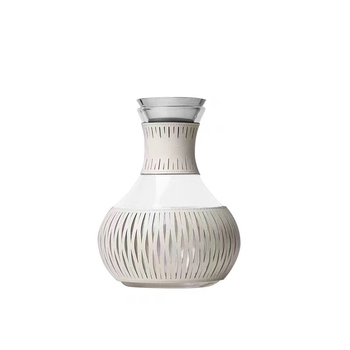 Set carafă și pahare din piele și sticlă pentru apă rece, design modern minimalist, decor pentru showroom și măsuță de cafea