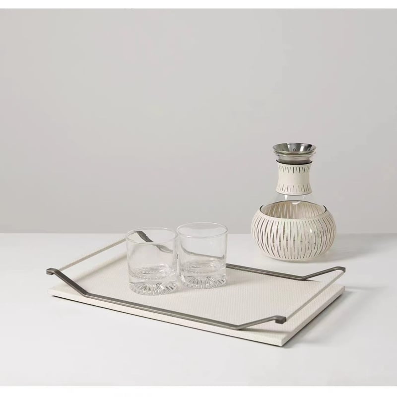 Set carafă și pahare din piele și sticlă pentru apă rece, design modern minimalist, decor pentru showroom și măsuță de cafea