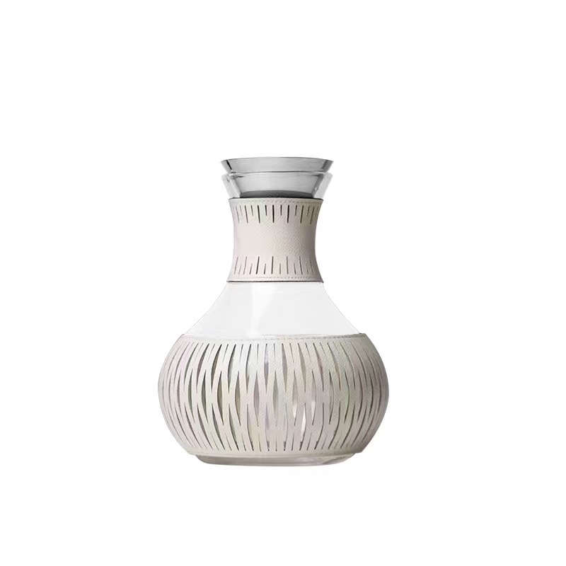 Set carafă și pahare din piele și sticlă pentru apă rece, design modern minimalist, decor pentru showroom și măsuță de cafea