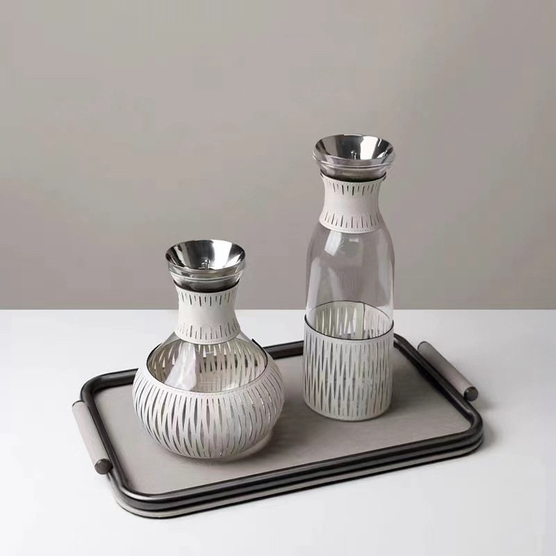 Set carafă și pahare din piele și sticlă pentru apă rece, design modern minimalist, decor pentru showroom și măsuță de cafea