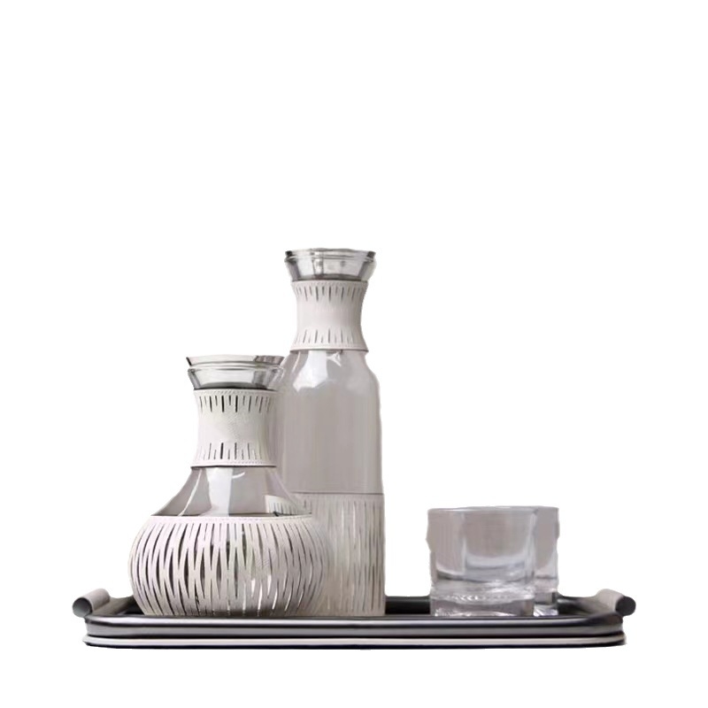 Set carafă și pahare din piele și sticlă pentru apă rece, design modern minimalist, decor pentru showroom și măsuță de cafea