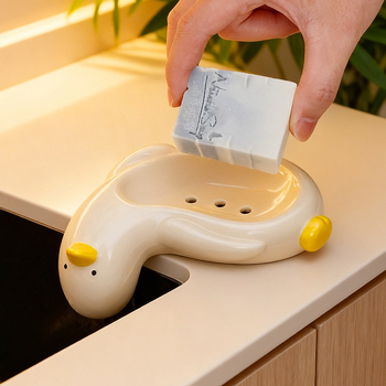 Suport ceramic pentru săpun în formă de rață, cu drenaj, pentru baie