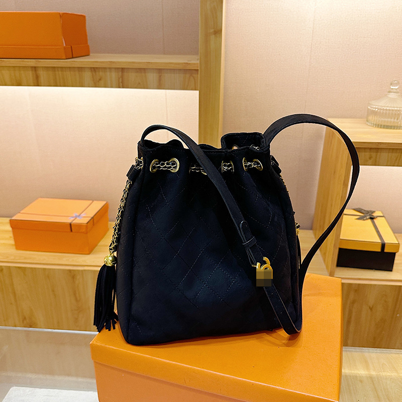 Ženska Chanel stil torba s dijamantnim šivanjem i lancom, suede bucket bag, nova retro verzija, visoka kvaliteta, pogodna za rame ili crossbody