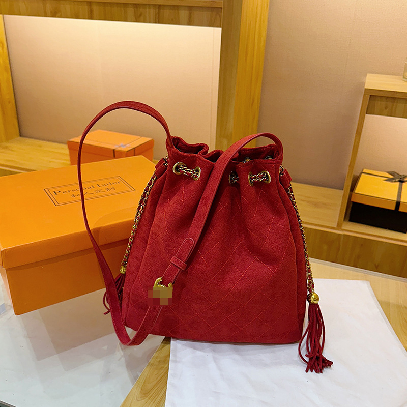 Ženska Chanel stil torba s dijamantnim šivanjem i lancom, suede bucket bag, nova retro verzija, visoka kvaliteta, pogodna za rame ili crossbody