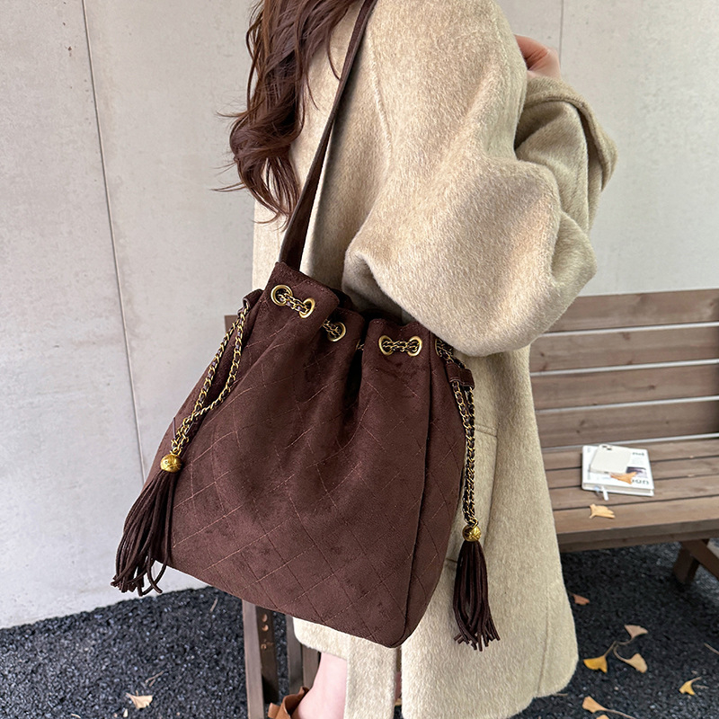 Ženska Chanel stil torba s dijamantnim šivanjem i lancom, suede bucket bag, nova retro verzija, visoka kvaliteta, pogodna za rame ili crossbody