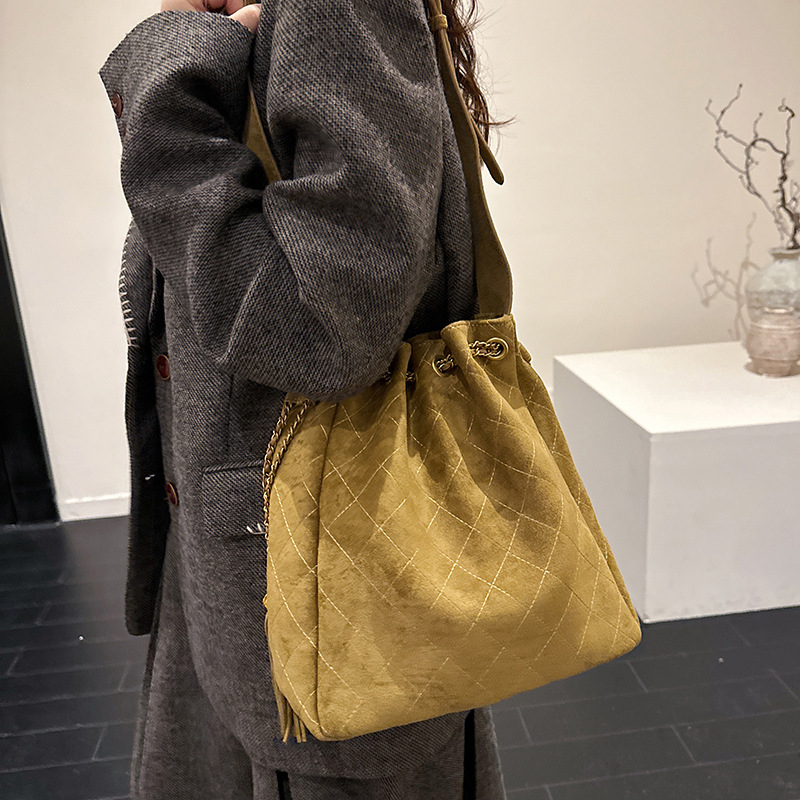 Ženska Chanel stil torba s dijamantnim šivanjem i lancom, suede bucket bag, nova retro verzija, visoka kvaliteta, pogodna za rame ili crossbody