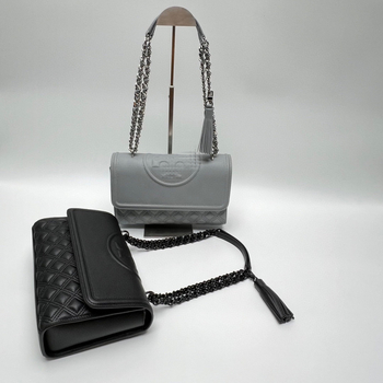 TB crossbody torba od kavijar kože, dijamantno šivanje i resice, kvadratnog oblika