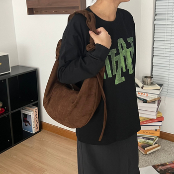 Ženska crossbody torba, 2023 nova, plisirana, pliš tekstura, dumpling stil, vintage baršun, srednja veličina, svakodnevno nošenje
