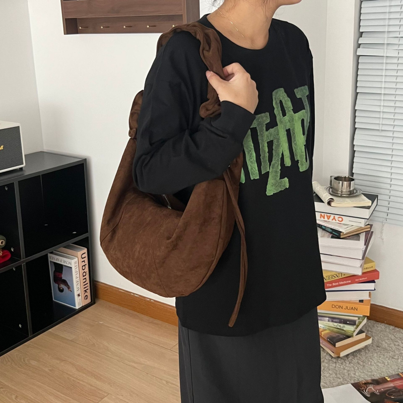 Ženska crossbody torba, 2023 nova, plisirana, pliš tekstura, dumpling stil, vintage baršun, srednja veličina, svakodnevno nošenje