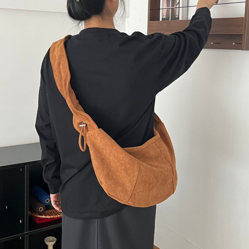 Ženska crossbody torba, 2023 nova, plisirana, pliš tekstura, dumpling stil, vintage baršun, srednja veličina, svakodnevno nošenje