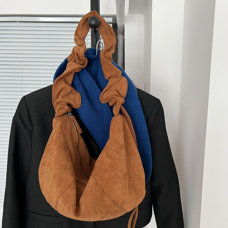 Ženska crossbody torba, 2023 nova, plisirana, pliš tekstura, dumpling stil, vintage baršun, srednja veličina, svakodnevno nošenje