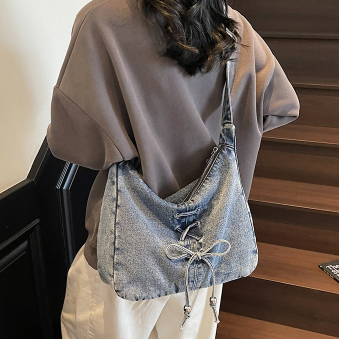 Ženska denim torbica za rame, jednostavan dumpling stil, mala kvadratna torba, ljeto 2025
