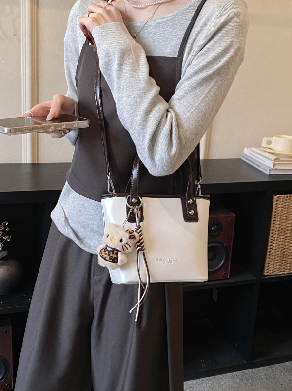 Nova nišna luksuzna ženska torbica, visokokvalitetna torba za nošenje preko ramena, Kelly torba, svestrana crossbody torba, moderna i trendi
