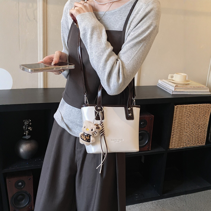 Nova nišna luksuzna ženska torbica, visokokvalitetna torba za nošenje preko ramena, Kelly torba, svestrana crossbody torba, moderna i trendi