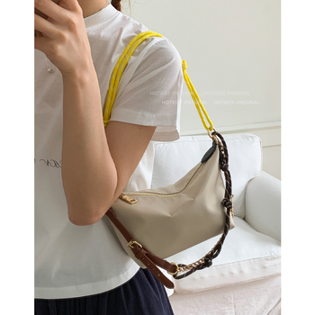 Ženska mala nylon torba preko ramena, oblik knedle, zip, podstava od poliestera, ljeto 2025