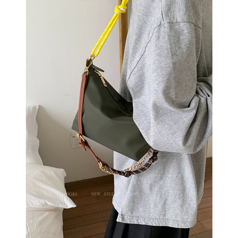 Ženska mala nylon torba preko ramena, oblik knedle, zip, podstava od poliestera, ljeto 2025