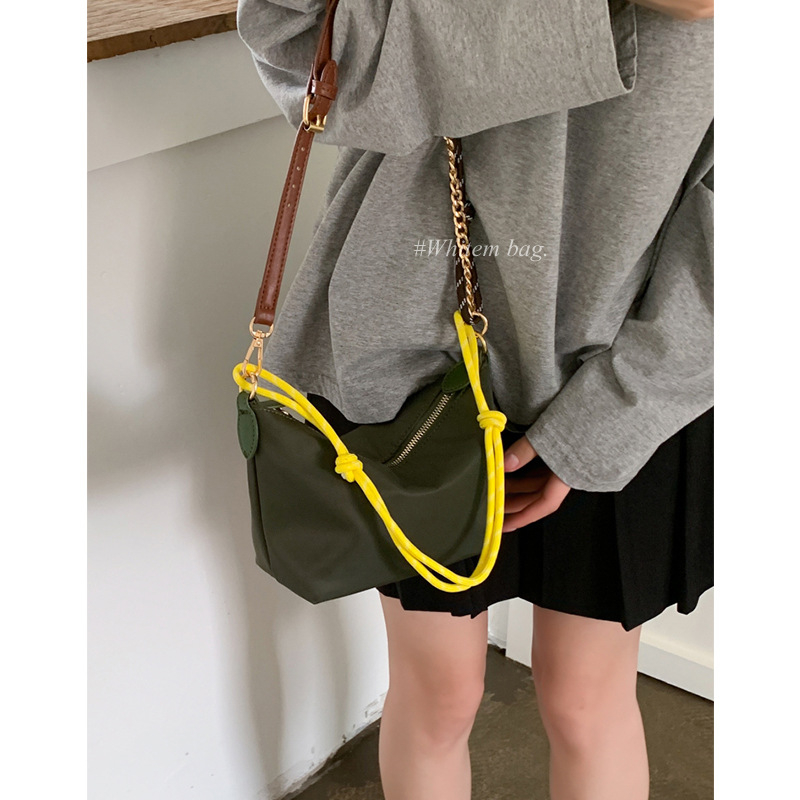 Ženska mala nylon torba preko ramena, oblik knedle, zip, podstava od poliestera, ljeto 2025