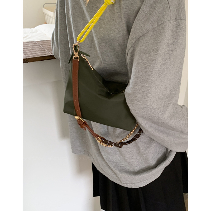 Ženska mala nylon torba preko ramena, oblik knedle, zip, podstava od poliestera, ljeto 2025