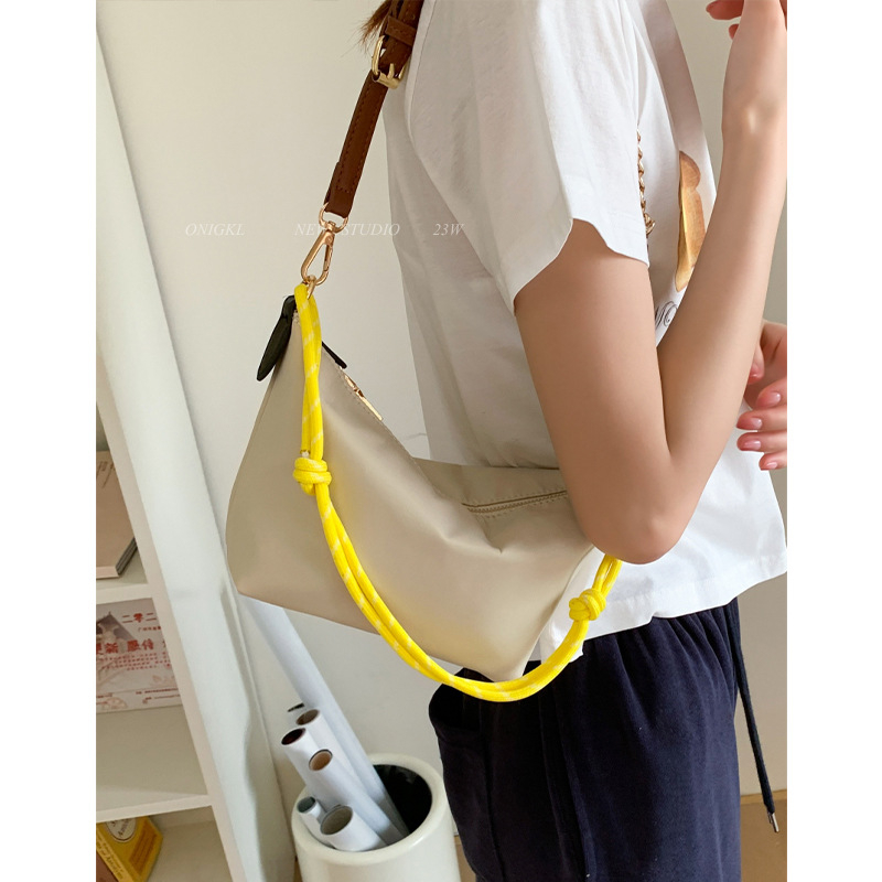 Ženska mala nylon torba preko ramena, oblik knedle, zip, podstava od poliestera, ljeto 2025