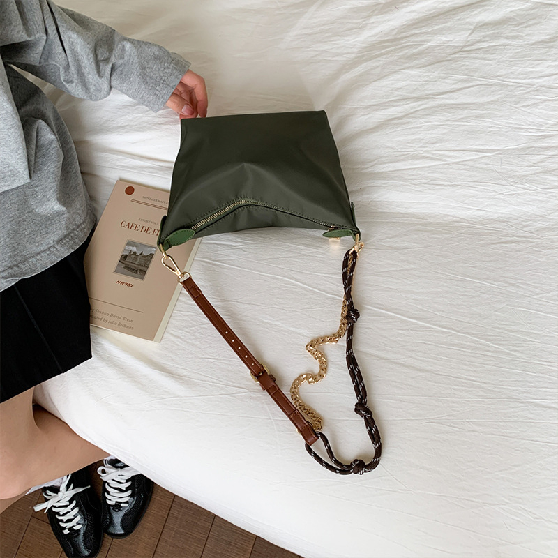 Ženska mala nylon torba preko ramena, oblik knedle, zip, podstava od poliestera, ljeto 2025