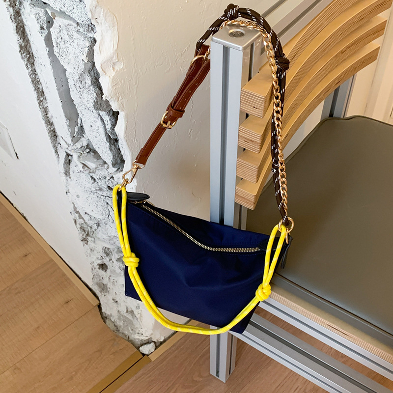 Ženska mala nylon torba preko ramena, oblik knedle, zip, podstava od poliestera, ljeto 2025