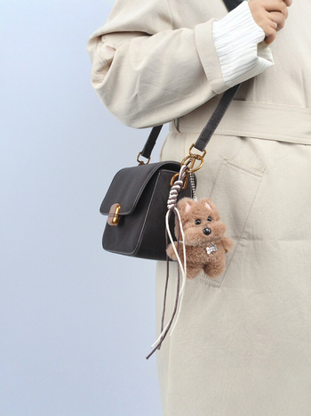 2026 Ženska crossbody torbica u retro stilu, matna koža, mala i svestrana, s plišanim privjeskom