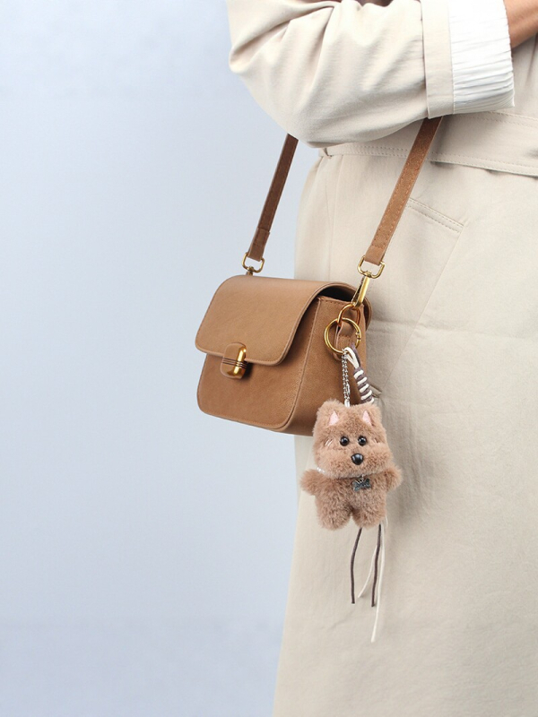 2026 Ženska crossbody torbica u retro stilu, matna koža, mala i svestrana, s plišanim privjeskom