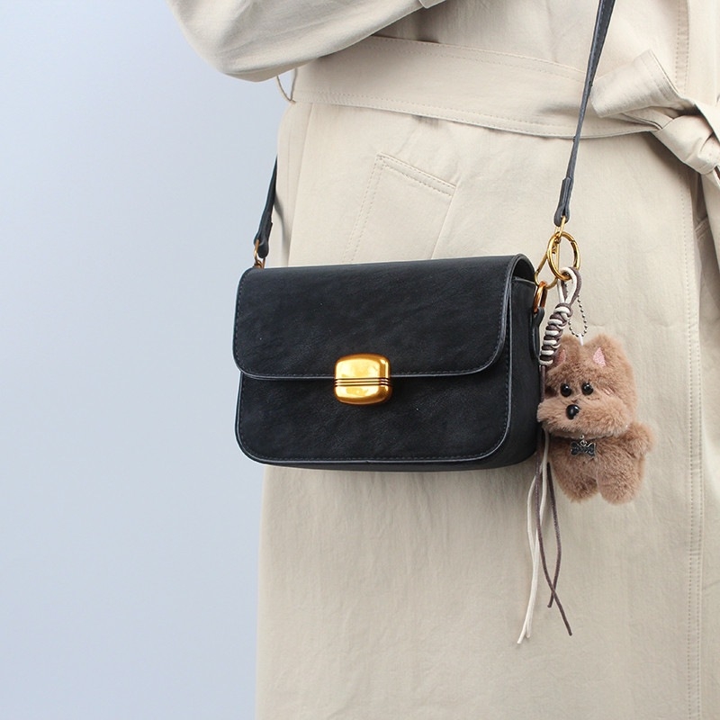 2026 Ženska crossbody torbica u retro stilu, matna koža, mala i svestrana, s plišanim privjeskom