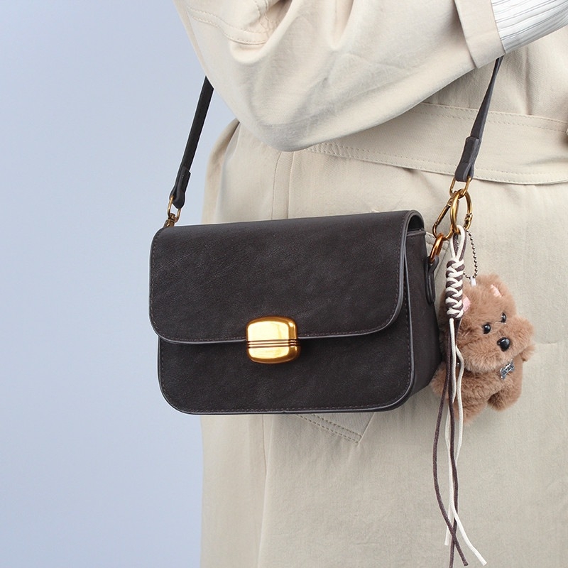 2026 Ženska crossbody torbica u retro stilu, matna koža, mala i svestrana, s plišanim privjeskom