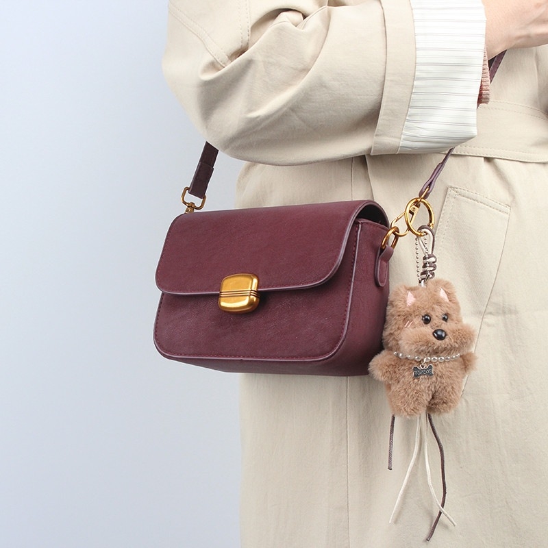 2026 Ženska crossbody torbica u retro stilu, matna koža, mala i svestrana, s plišanim privjeskom