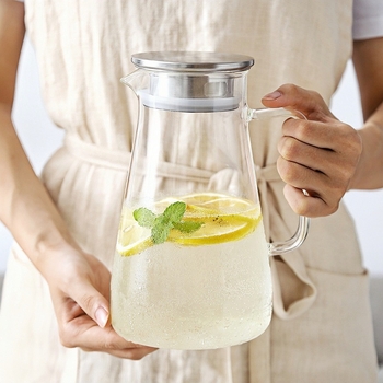 Cană mare pentru suc și apă rece, din sticlă borosilicat, transparentă, cu mâner pătrat