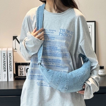 Oprana denim crossbody torba, mala ženska torba preko ramena sa šavnim detaljima, proljeće 2025