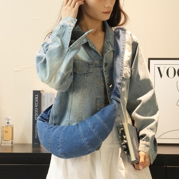 Oprana denim crossbody torba, mala ženska torba preko ramena sa šavnim detaljima, proljeće 2025