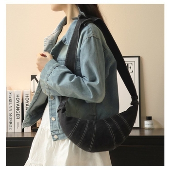 Oprana denim crossbody torba, mala ženska torba preko ramena sa šavnim detaljima, proljeće 2025