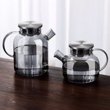 Carafă de apă rece în nuanțe gri, cu capac din oțel inoxidabil și corp din sticlă borosilicat, potrivită pentru utilizare zilnică acasă.
