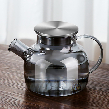 Carafă de apă rece în nuanțe gri, cu capac din oțel inoxidabil și corp din sticlă borosilicat, potrivită pentru utilizare zilnică acasă.