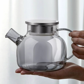 Carafă de apă rece în nuanțe gri, cu capac din oțel inoxidabil și corp din sticlă borosilicat, potrivită pentru utilizare zilnică acasă.