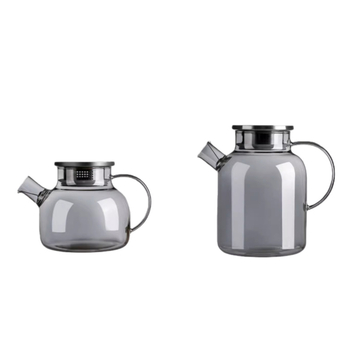 Carafă de apă rece în nuanțe gri, cu capac din oțel inoxidabil și corp din sticlă borosilicat, potrivită pentru utilizare zilnică acasă.