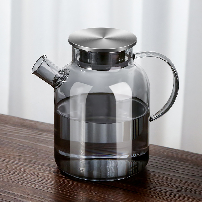 Carafă de apă rece în nuanțe gri, cu capac din oțel inoxidabil și corp din sticlă borosilicat, potrivită pentru utilizare zilnică acasă.