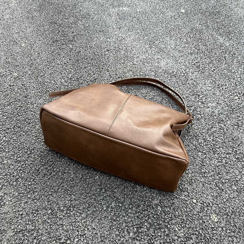 Ženska tote torba od PU kože s rastlinskom obrađivanjem — opušten stil, velika veličina, dojam lagane luksuznosti, torba za rame