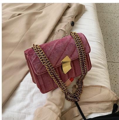 Ženska crossbody torbica od velura s metalnom bravom i lancem, retro stil, model 2026