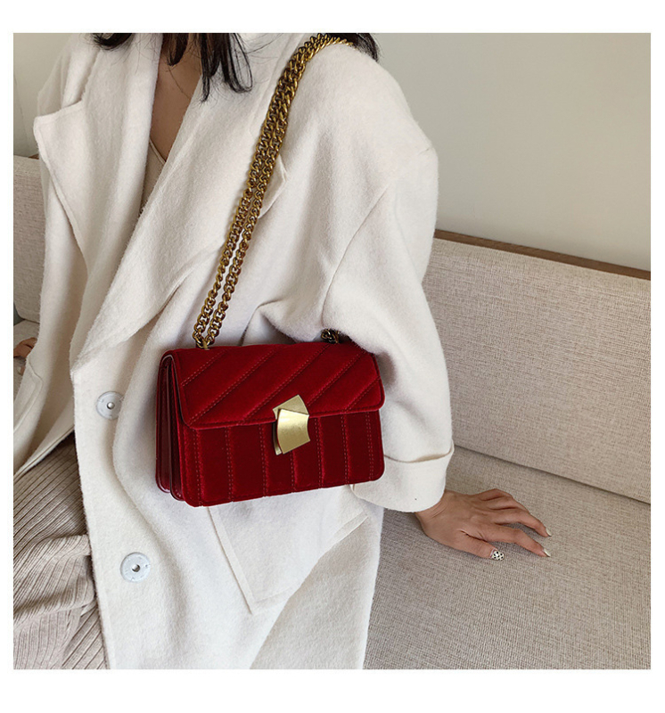 Ženska crossbody torbica od velura s metalnom bravom i lancem, retro stil, model 2026