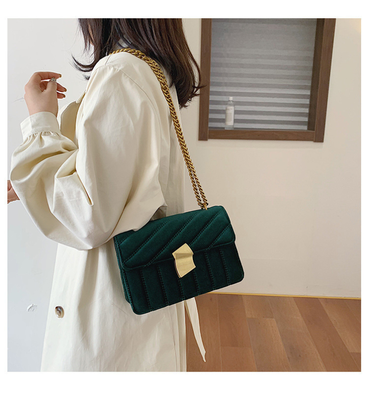 Ženska crossbody torbica od velura s metalnom bravom i lancem, retro stil, model 2026