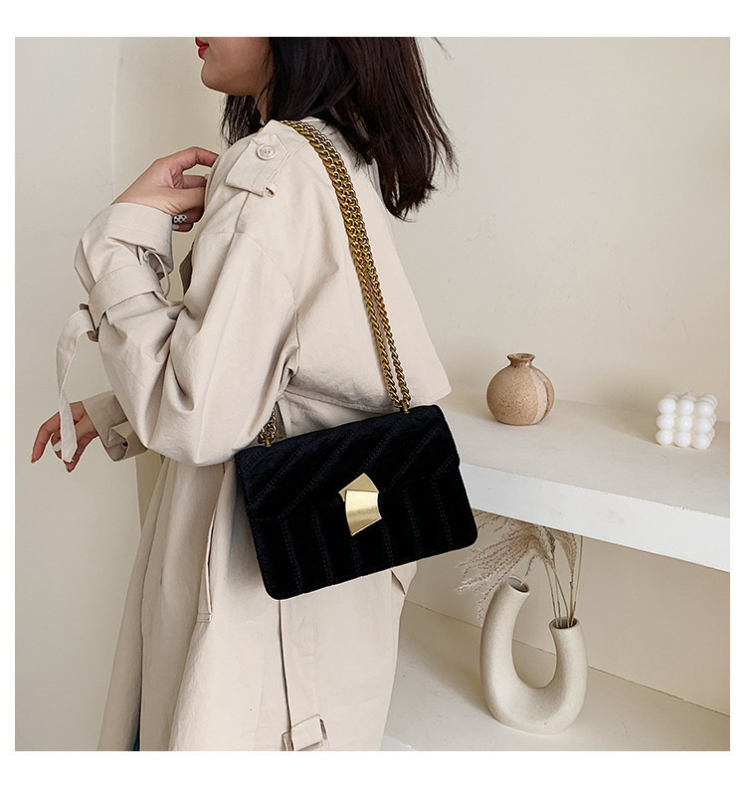 Ženska crossbody torbica od velura s metalnom bravom i lancem, retro stil, model 2026