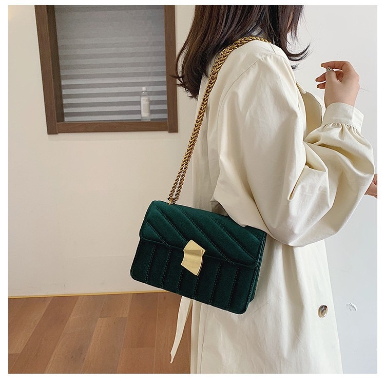 Ženska crossbody torbica od velura s metalnom bravom i lancem, retro stil, model 2026