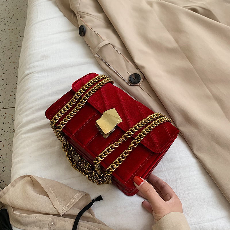 Ženska crossbody torbica od velura s metalnom bravom i lancem, retro stil, model 2026