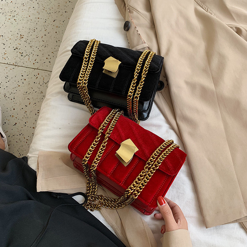 Ženska crossbody torbica od velura s metalnom bravom i lancem, retro stil, model 2026