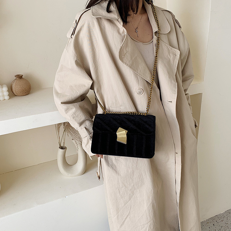 Ženska crossbody torbica od velura s metalnom bravom i lancem, retro stil, model 2026